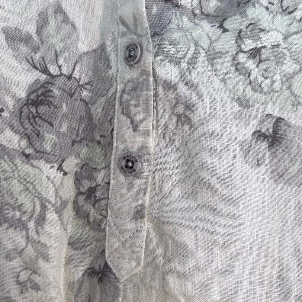 100% linen white dress with roses print. Long sleeve dress. Size 10 - Picture 11 of 14